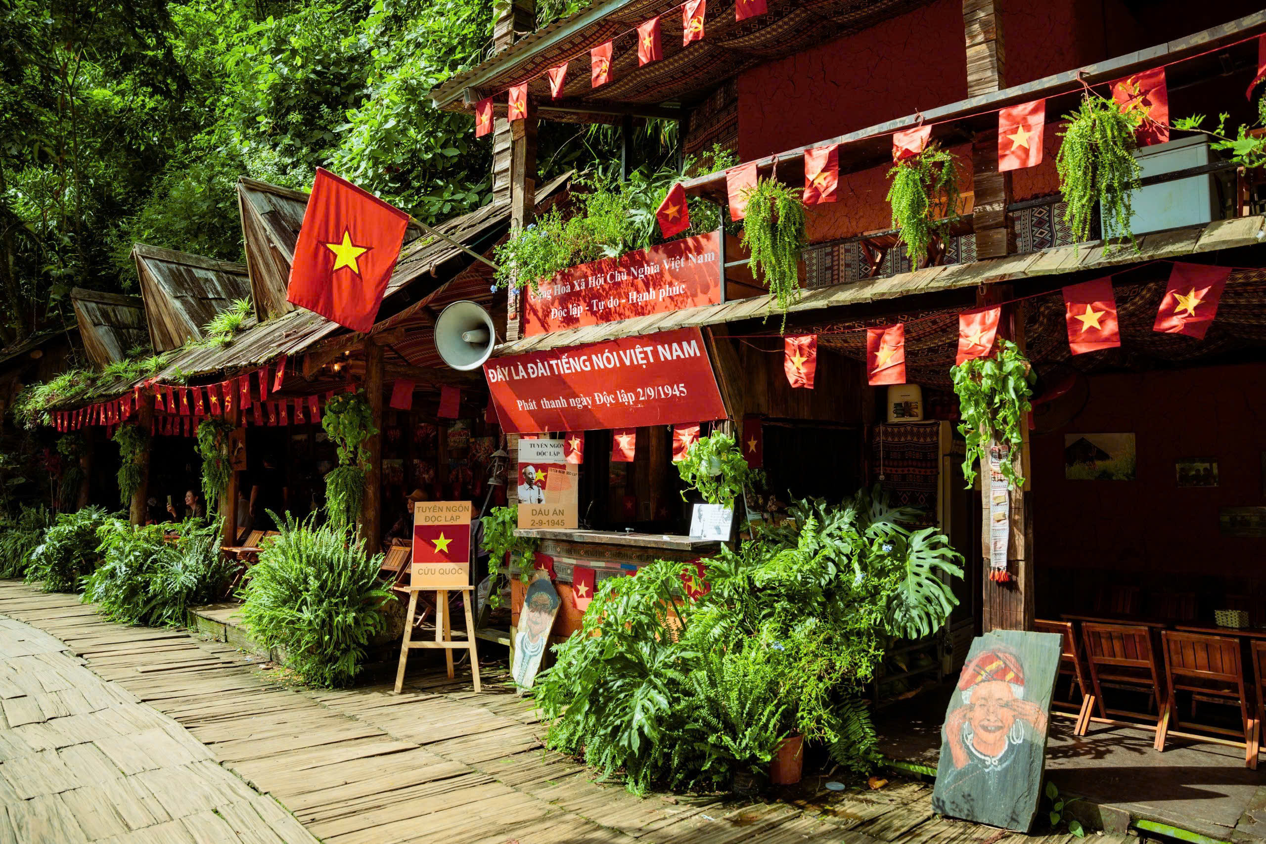 Không gian quán Cafe Ven Suối